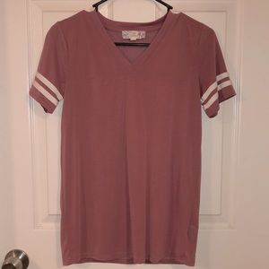 Baseball v-neck  tee mauve shirt 🤍